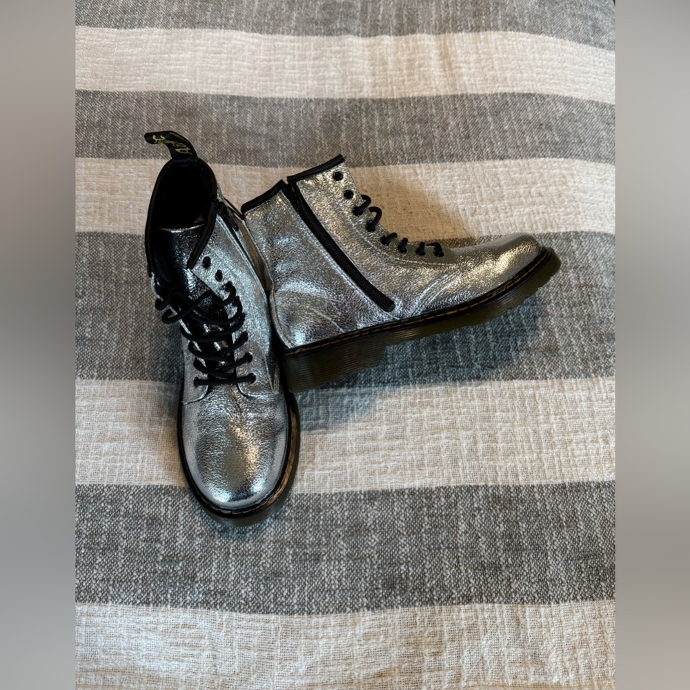 Dr Martens Jr 1460 Crinkle Silver Metallic Lace Up boots
SZ 4M - Picture 3 of 11